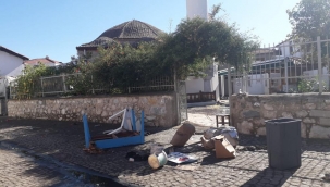 İzmir'deki depremde Tarihi Sığacık Camisi zarar gördü!