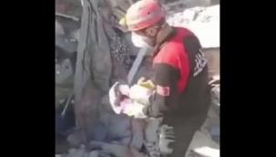 Kahreden görüntü: Arama kurtarma görevlisi enkazdan çıkan oyuncaklara bakakaldı