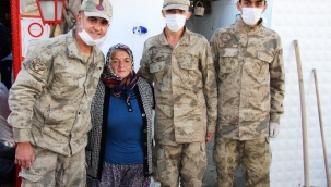 Mehmetçik Serpil teyzenin yaralarını sarıyor 