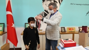 Şampiyonlar ödüllerini Başkan Arda’dan aldı!