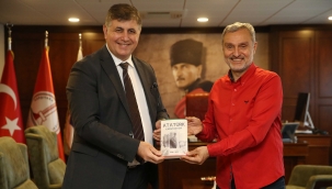 Ahmet Diker’in yeni kitabı ‘Atatürk Karşıyaka’da’ raflarda yerini aldı 