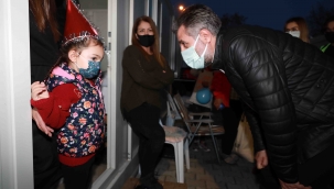 Başkan Sandal'dan konteyner kentteki çocuklara sürpriz