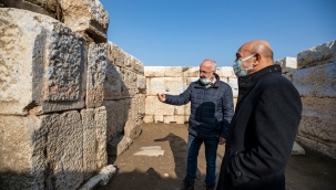 Başkan Soyer Smyrna Antik Tiyatrosu’ndaki kazı çalışmalarını inceledi 