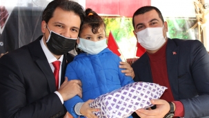 CHP Konak Gençlik Kolları'ndan yeni yıl hediyesi 