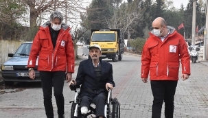 Engelli yaşlı adama Kızılay yardım elini uzattı 