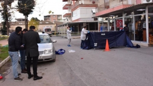 İzmir'de babasını sokak ortasında sopayla öldürdü 