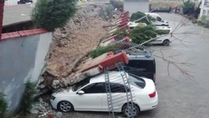 İzmir'de istinat duvarı devrildi, 20 araç zarar gördü 