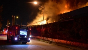 İzmir'de korkutan yangın! Plastik fabrikası kül oldu 