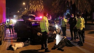 İzmir'de film gibi kovalamaca! Refüje çarpınca yakalandı.. 