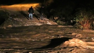 İzmir'de sel kabusu: Sulara kapılan araçtaki 2 kişi kayıp!