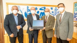 İzmir'deki depremzede öğrencilere bilgisayar bağışı 