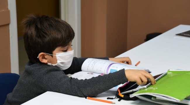 Karabağlar Belediyesi’nden öğrencilere eğitim desteği