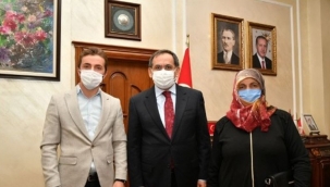 Karantinada olması gereken AK Parti'li başkan meydanlarda yakalandı