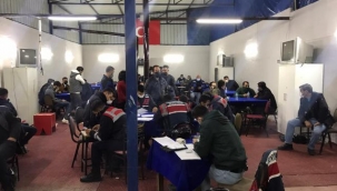 İzmir'de tavuk çiftliğine kumar baskını!