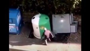 Vatandaş isyanda: 'Lanet olsun bu düzene' dedi, konteynerı tekmeledi!