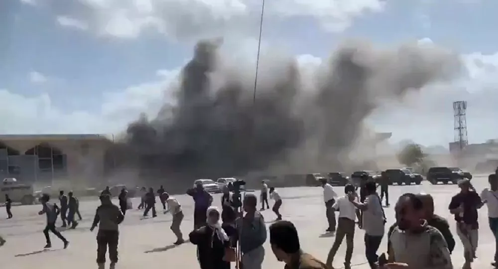 Yemen'de kabine üyelerinin ulaştığı Aden Havalimanı'nda patlama