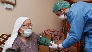 90 yaş üzeri vatandaşlar evlerinde aşılanmaya başlandı