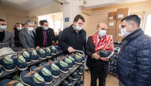 Başkan Soyer: İzmir'in arka sıralarındaki çocukların botlarını buradan alacağız 