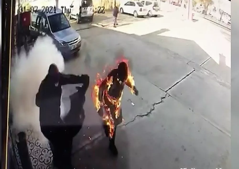 Benzin istasyonunda pompacı alevler içinde kaldı