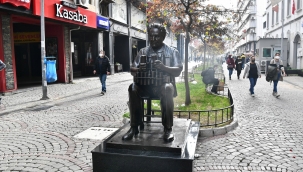 Benzinci Kör Hafız heykeli Kemeraltı ile buluştu 