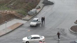 Bir kadını zorla otomobile bindirmek isteyen adama çevredekiler engel oldu