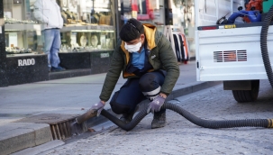 Çeşme’de larva ilaçlama çalışmaları aralıksız sürüyor 