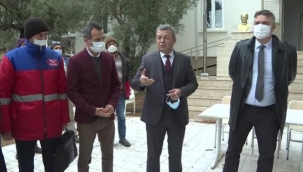 Çeşme'de üreticilere keçiboynuzu fidanı dağıtıldı.