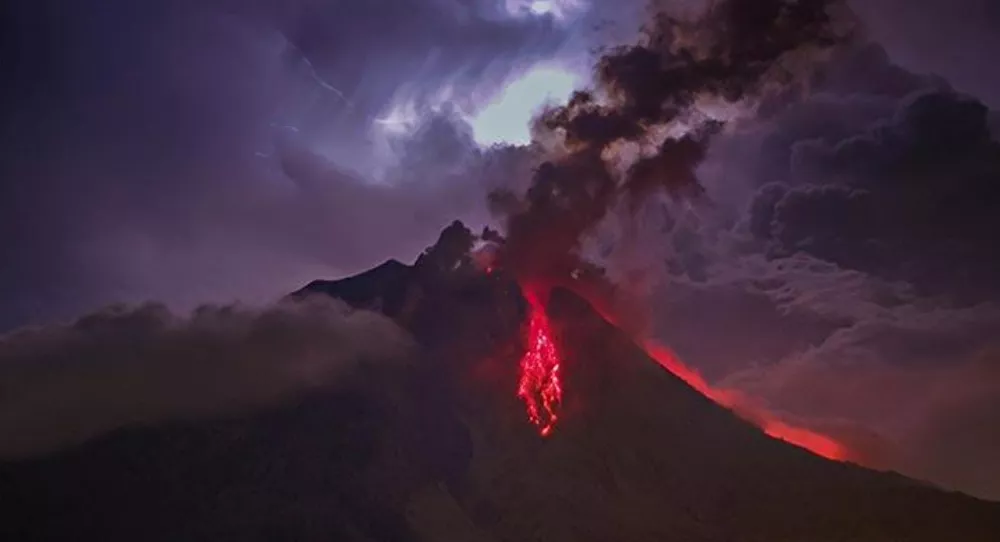 Endonezya'da yanardağ patlaması: Turuncu alarm verildi 