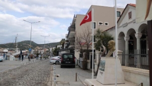 Foça'da 'kaldırım işgali' gerginliği.. Başkan Gürbüz'den açıklama!