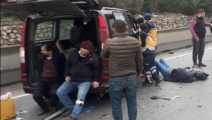 İşçilerini taşıyan araç önce TIR'a, sonra bariyerlere çarptı: 9 yaralı 