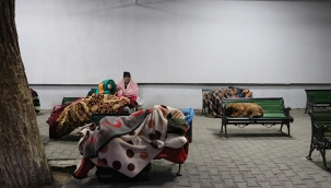 İzmir'de dondurucu soğukta, geceyi banklarda geçiren vatandaşlar yardım bekliyor 