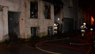 İzmir'de evsizler kullanıyordu! Metruk binada korkutan yangın