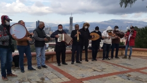 İzmir'de örnek yardımlaşma! Roman müzisyenlerden İzmir Marşı resitali.. 