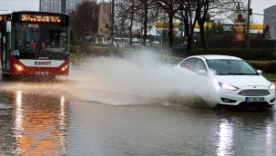 İzmir'de sağanak yağış ve dolu bir arada