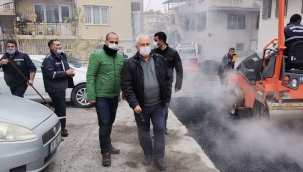 Karabağlar'da boş sokaklarda asfalt atağı 