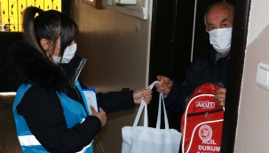 Karabağlar'da acil durum çantaları dağıtıldı