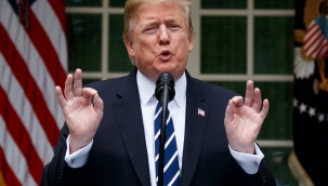 Trump giderken 'kırmızı halılı' veda töreni istedi 