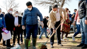 Başkan sandal, çocuklar ve sporcularla fidan dikti