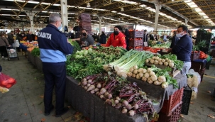 Bayraklı zabıtasından pazar yeri uygulaması 