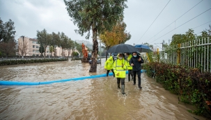 Büyükşehir ekipleri yaraları sarmak için sahada