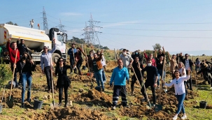 CHP’li gençler depremde hayatını kaybedenleri unutmadı: 117'inci günde 117 cana, 117 fidan!