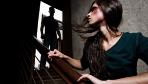 Çiğli'de kadının yardım çığlıklarına polisler yetişti