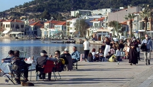 Foça'da maske ve sosyal mesafe unutuldu!