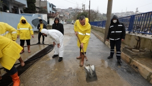 Gaziemir Belediyesi afetin izlerini siliyor 