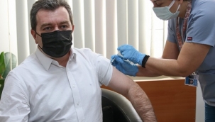 İzmir'de ilk aşı olan başkan! 