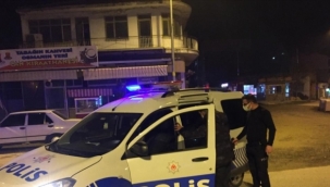 İzmir'de kalacak yeri olmayan kişiye polis sahip çıktı 