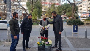 İzmir'de seyyar çiçeklilerin yüzü güldü!