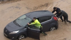 İzmir polisi sel felaketinde yardımdan yardıma koştu 