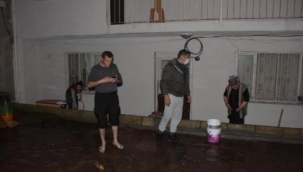 İzmir yine felaketi yaşadı! Dere taştı, evleri su bastı!