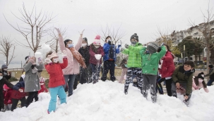 Karşıyakalı çocuklara kar sürprizi!